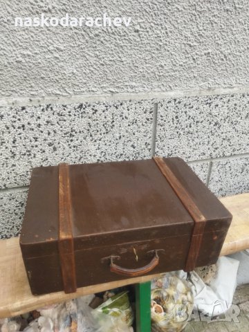 Дървен куфар със заключване и кожена дръжка , снимка 11 - Антикварни и старинни предмети - 43905101