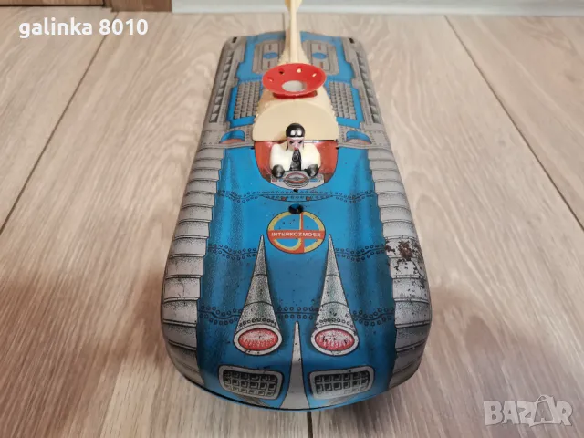 Стара голяма ламаринена кола