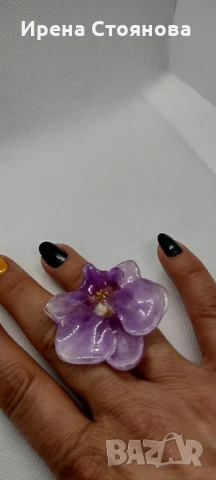 Регулируем пръстен с естествен цвят на орхидея. 