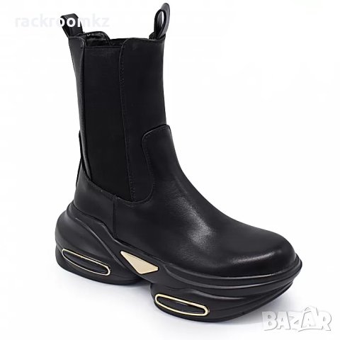 Дамски боти на платформа с ласти в черен цвят и златисти елементи