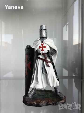 Рицар тамплиер с щит 