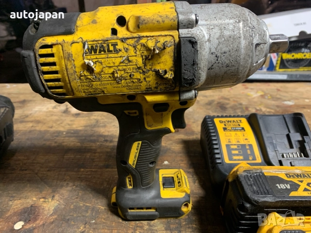 Ударен винтоверт DeWALT DCF899P2 + зарядно DCB115 + 2 батерии, снимка 3 - Винтоверти - 52480504