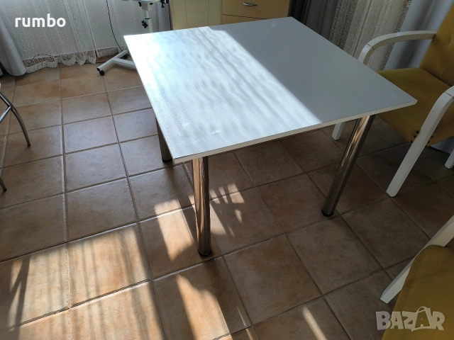 Продавам кухненска маса 90/90/730мм, снимка 3 - Маси - 53140675