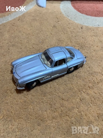 Количка burago mercedes 300 sl 1/24