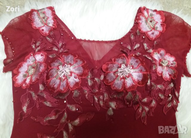 РАЗКОШНА! ВПЕЧАТЛЯВАЩА! УНИКАЛНА червена рокля по тялото с тюл, дантела и камъчета по нея, снимка 2 - Рокли - 42999178