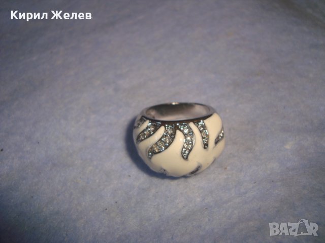 СТИЛЕН КРАСИВ ЕМАЙЛИРАН КРИСТАЛЕН АРТ ПРЪСТЕН с БЯЛА ПОЗЛАТА 27611, снимка 4 - Пръстени - 37420140