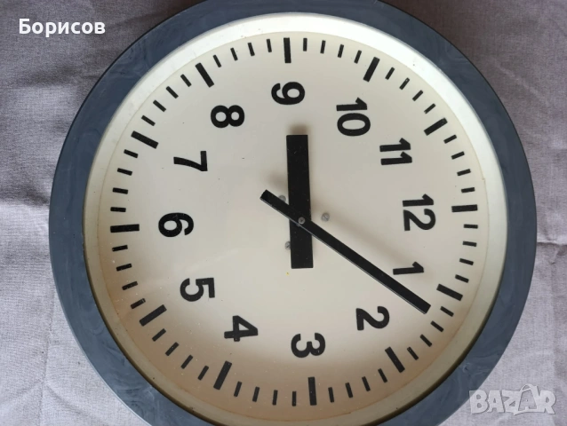 Унтидж стенен часовник