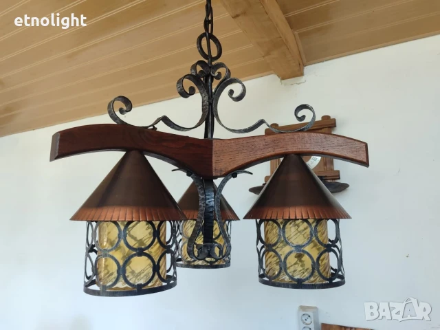 Красив старинен полилей съчетание от дърво, ковано желязо, метални капаци в меден цвят и стъкленици 