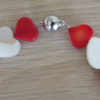  Гердан от естествени червени корали и бял седеф-сърце, снимка 2 - Колиета, медальони, синджири - 32502038