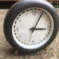 стар часовник - будилник - реклама на АВТОМОБИЛНИ ГУМИ, снимка 2 - Антикварни и старинни предмети - 40838759