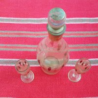 Гарафа бутилка с 2 чаши , снимка 1 - Антикварни и старинни предмети - 43381289