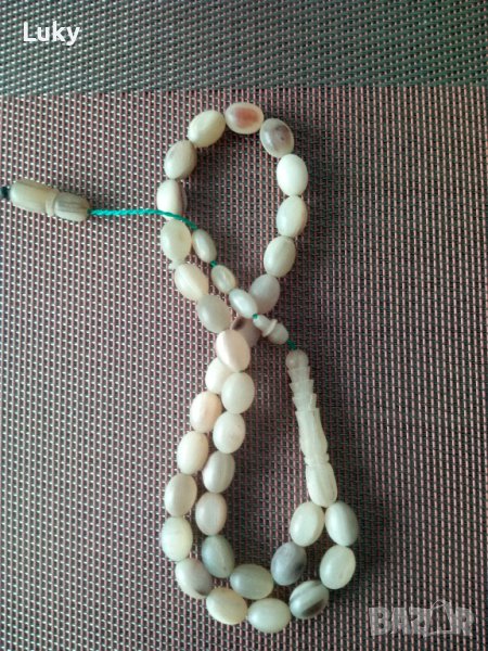 Продавам  броеницa(кафявата,крайната в дясно и жълтата до нея са продадени)., снимка 1