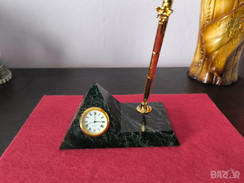 Мраморна поставка с часовник, снимка 1