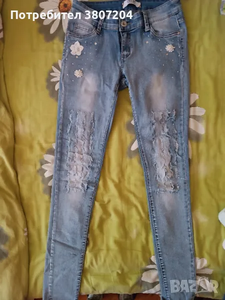 Дънки с цветенца на дупки, снимка 1