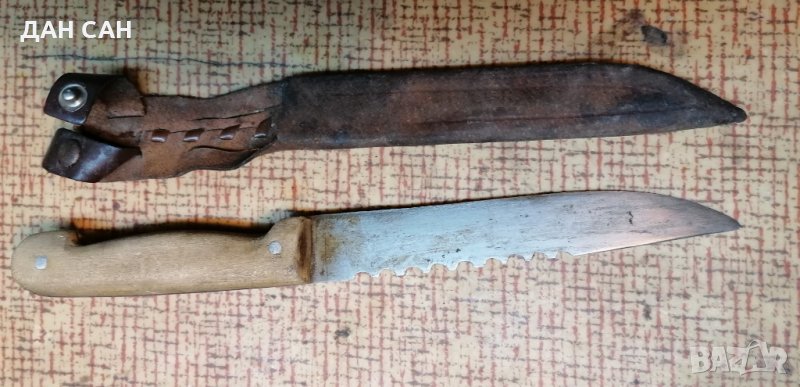 Стар кован нож с кожена кания, снимка 1