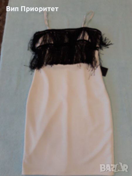 Бяла рокля къса с черни ресни и тънки презрамки , с вградени подплънки на бюста., снимка 1