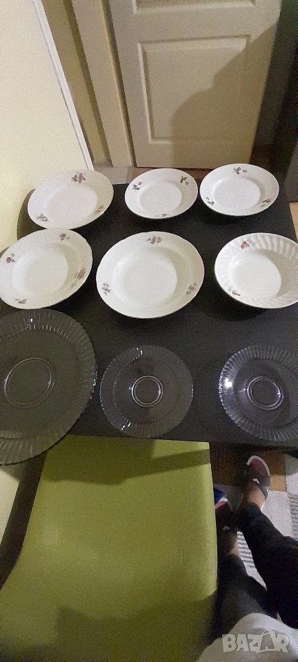 Чинии, чаши порцеланови и стъклени, някои със златен кант, прибори, ножове, снимка 1