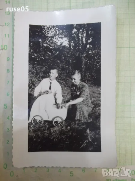 Снимка стара на семейство с детска количка в парка, снимка 1