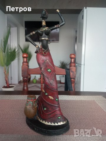 Продавам оригинална африканска статуетка на момиче от племето Масаи.Перфектана ръчна изработка., снимка 1 - Колекции - 39585285