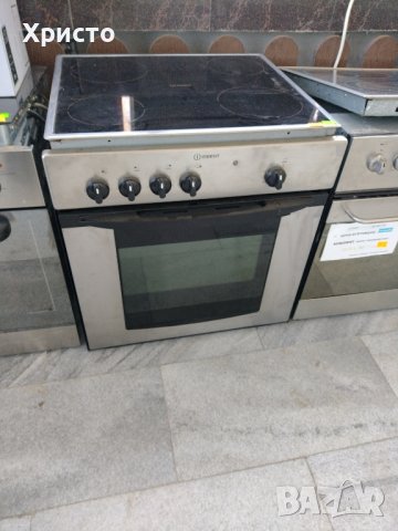 Фурна за вграждане с керамичен плот 