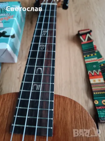 Концертно укулеле Mahalo с пълен набор от аксесоари, снимка 3 - Китари - 48251025