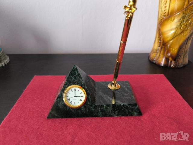 Мраморна поставка с часовник