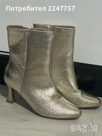 Нови златисти боти размер 36