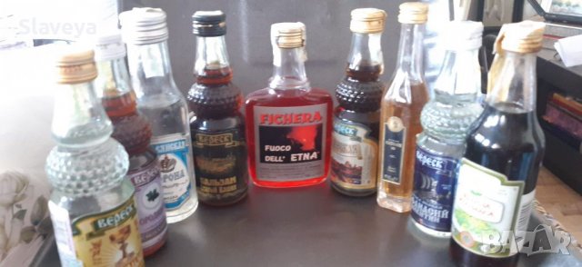 За колекционери!Продавам колекция от малки бутилки ,  различни видове от 0,20 до 100мл.