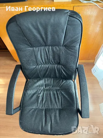 Офис стол  от изкуствена кожа с облегалки за ръцете, на колела 