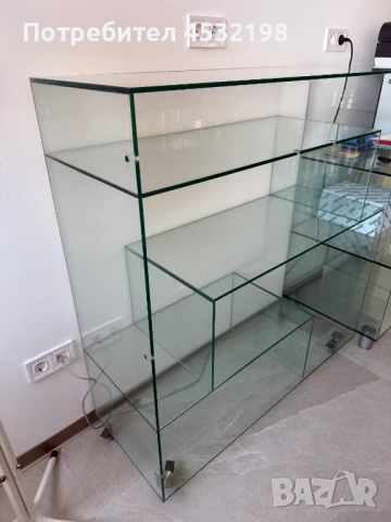 Стъклен шкаф / витрина, снимка 2 - Секции и витрини - 51010665