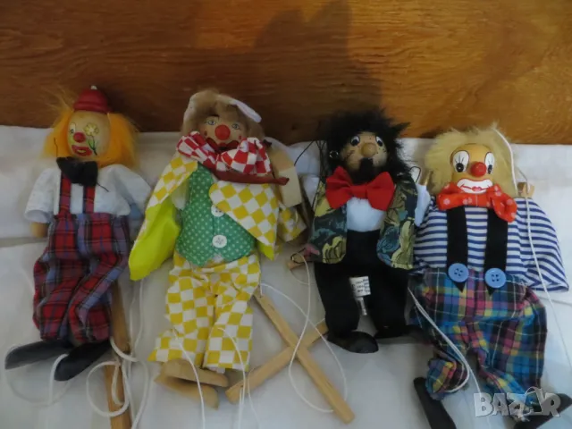 Клоуни на конци