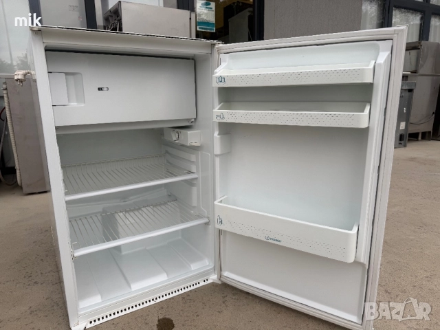 Малък хладилник с камера Индезит , снимка 2 - Хладилници - 51916003