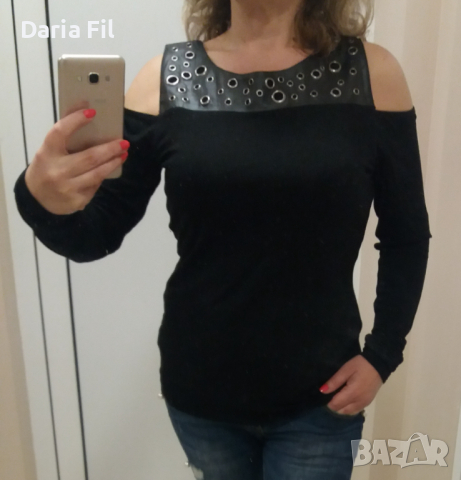 Черна блуза с отворени рамене и кожена платка с кабси , снимка 2 - Тениски - 36401389