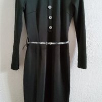 Вталена Черна рокля с декоративни копчета, снимка 2 - Рокли - 37764584