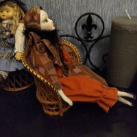 Порцеланова кукла ръчна изработка с ратаново канапе , снимка 2 - Колекции - 38015727