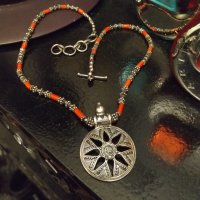 Авторска сребърна огърлица с корал, снимка 1 - Колиета, медальони, синджири - 40431377