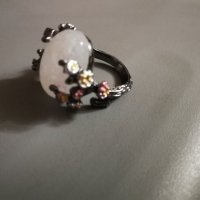 Прекрасен дамски пръстен със сребърно покритие S925, с красив камък с отблясъци и нежни цветя, снимка 2 - Пръстени - 27525617
