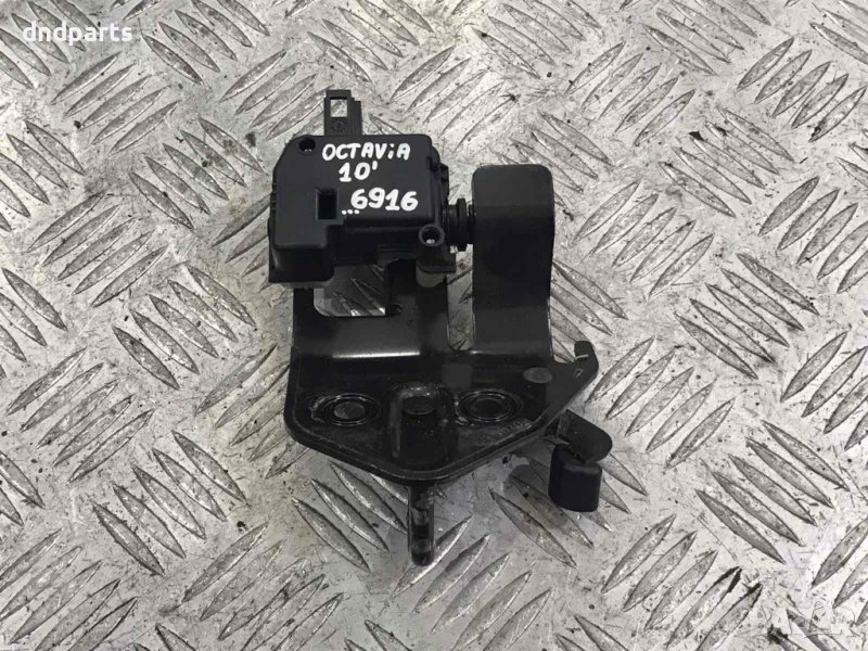 Брава багажник Skoda Octavia 2010г(хечбек), снимка 1