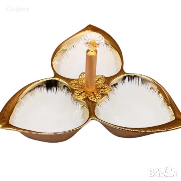 Луксозна порцеланова купа в бяло и златисто, с три гнезда за ядки, снимка 1