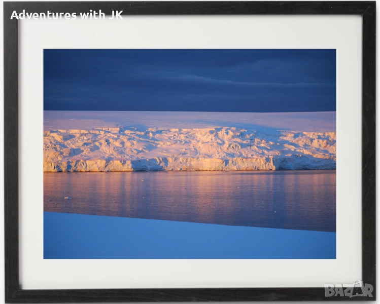 Авторски фотопринт "Ледници в Антарктика" в черна рамка с размер 40x50 см от MDF с паспарту, снимка 1