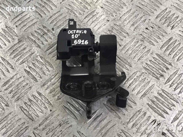 Брава багажник Skoda Octavia 2010г(хечбек)