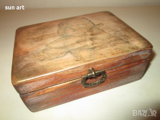 стара дървена кутийка с ангелче