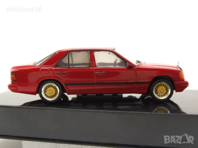Mercedes-Benz 300E W124 1984 - мащаб 1:43 на IXO models моделът е нов в PVC дисплей-кейс, снимка 4 - Колекции - 50011604