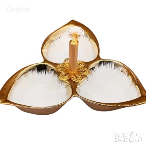 Луксозна порцеланова купа в бяло и златисто, с три гнезда за ядки