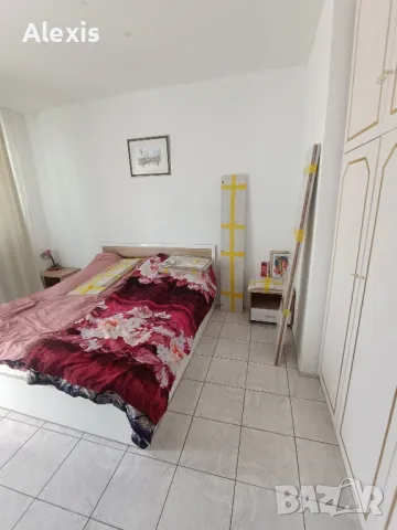 Продава се спалня с две нощни шкафчета 