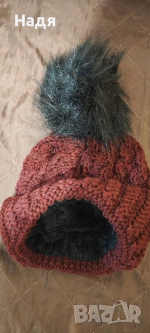Нова зимна шапка с пискюл в бордо, снимка 2 - Шапки - 53419899