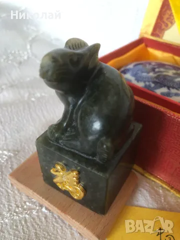 Китайски нефритен печат с името Петър и годината на Заека, комплект с мастило и подложка, в кутия, снимка 7 - Други ценни предмети - 47393530