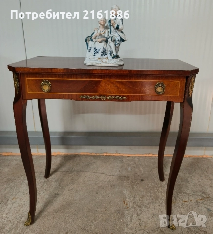 Помощна/ конзолна маса с месингови елементи 