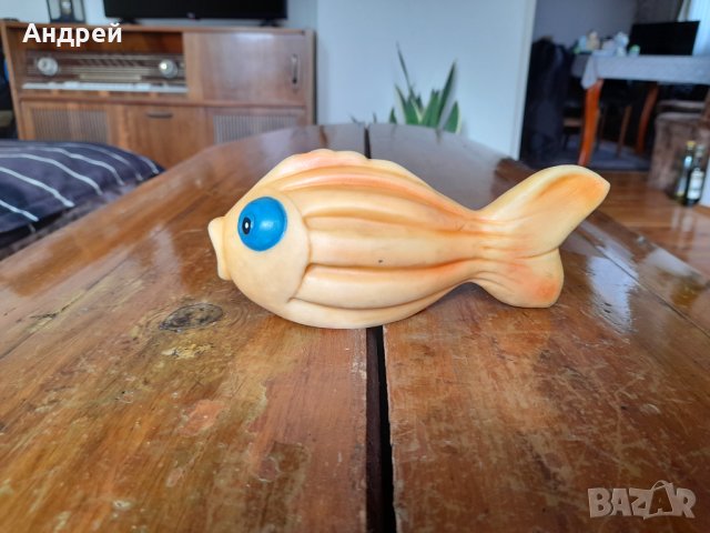 Стара гумена играчка риба