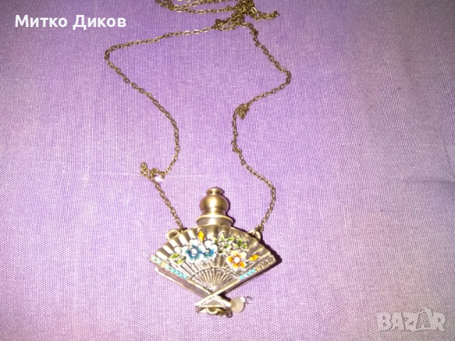 Винтидж бутилка за парфюм от месинг, клозоне, флорална, с W-образна винтова капачка Н-50мм и 55х20мм